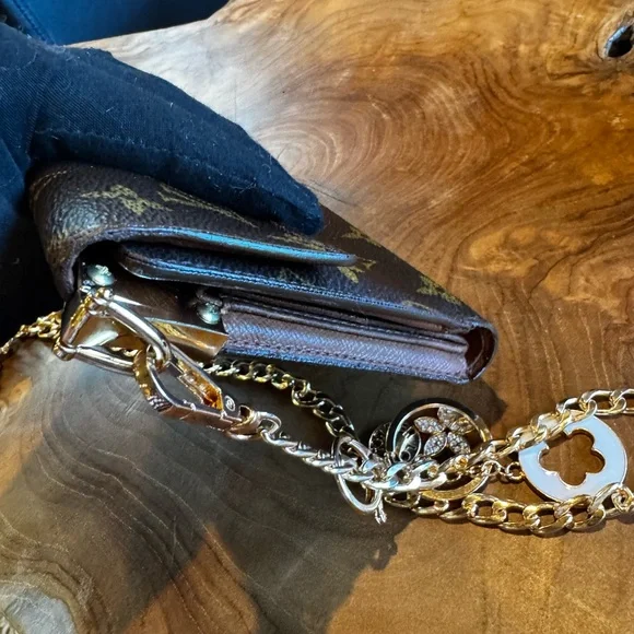 LOUIS VUITTON
Monogram Porte Tresor Etui Papiers
Wallet vintage converted - Picture 5 of 15